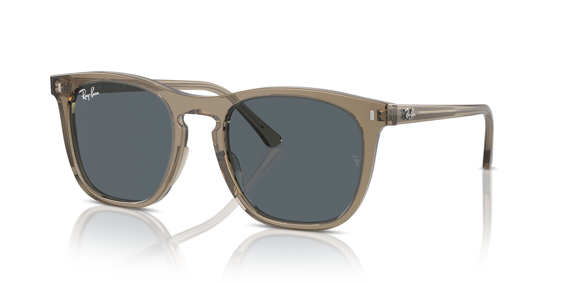Das Bild zeigt die Sonnenbrille RB2210 von Ray-Ban in Dunkelbraun transparent.