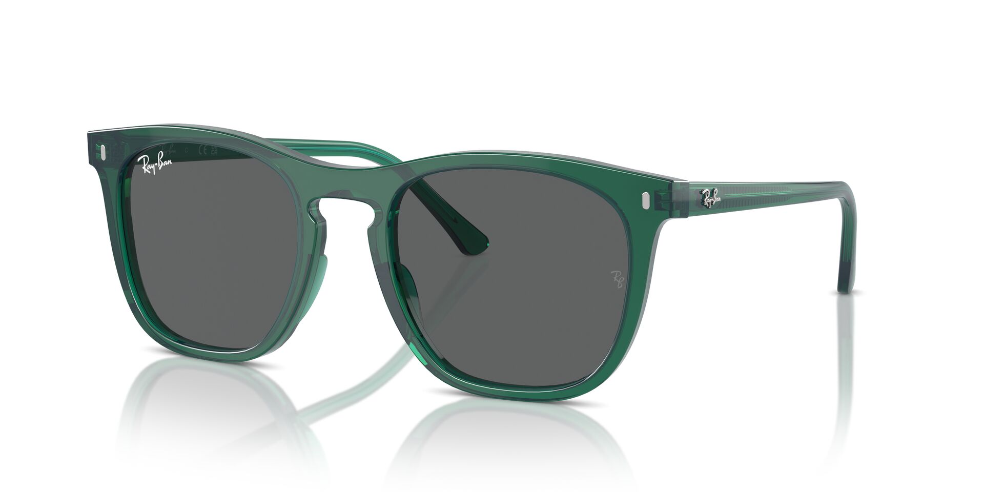 Das Bild zeigt die Sonnenbrille RB2210 6615B1 von Ray-Ban in Grün transparent.