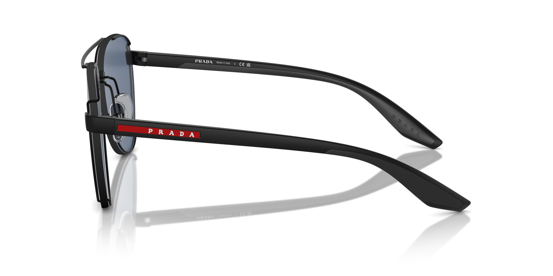 Das Bild zeigt die Sonnenbrille PS51YS 1BO06A von der Marke Prada Linea Rossa in schwarz.