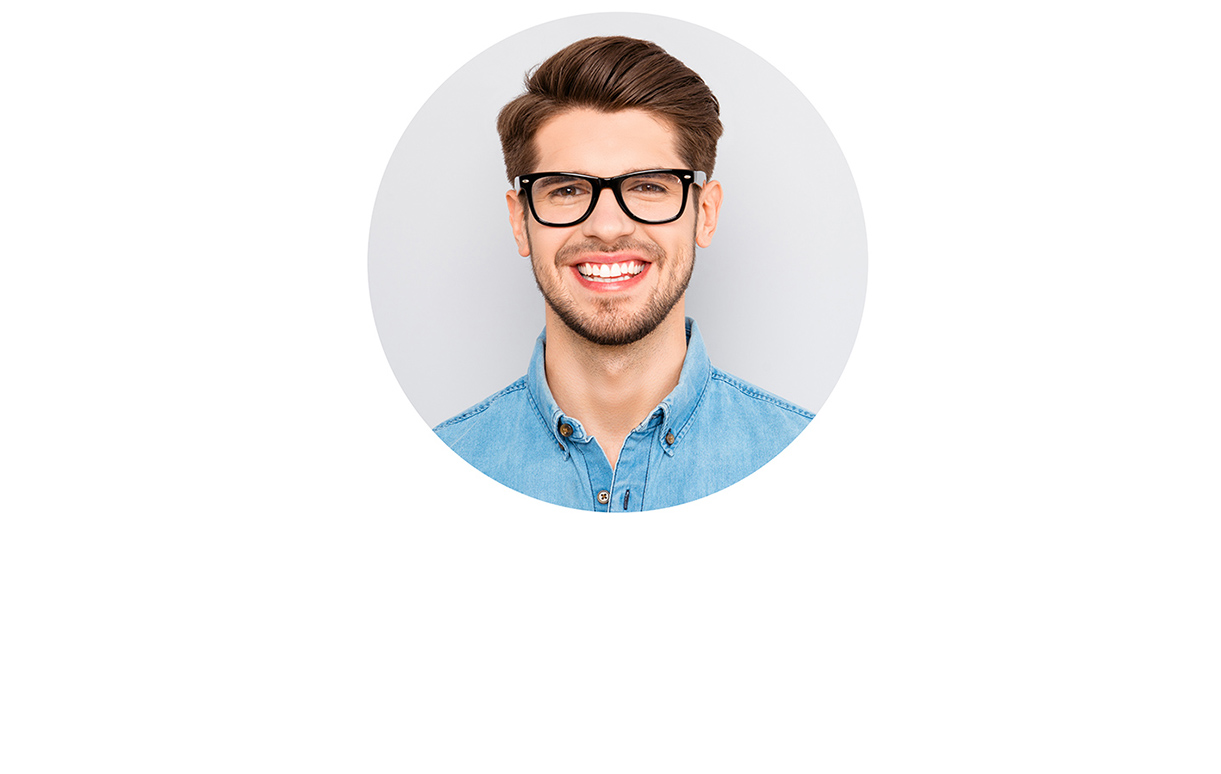 Das Bild zeigt einen Mann mit Brille in einem hellblauen Hemd.